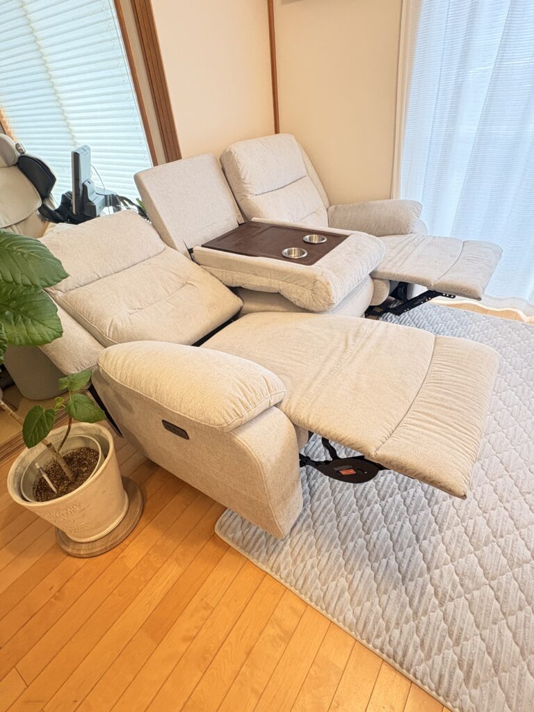 電動リクライニングソファ テーブル同時使用