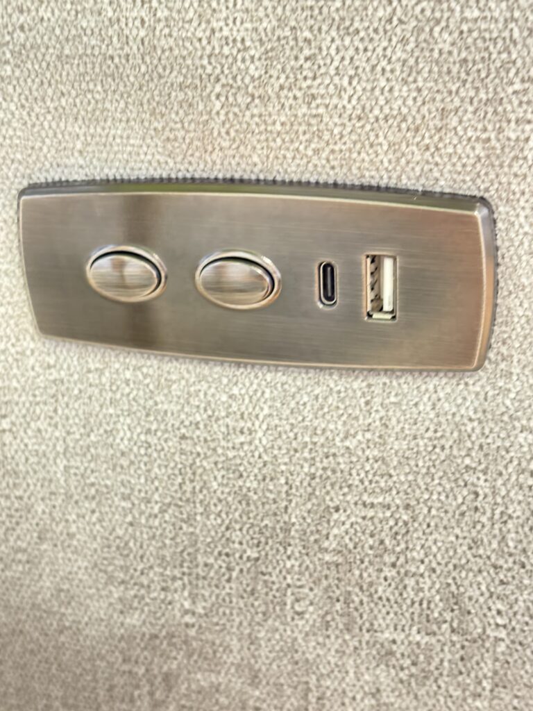 電動リクライニングソファ USBポート 操作ボタン