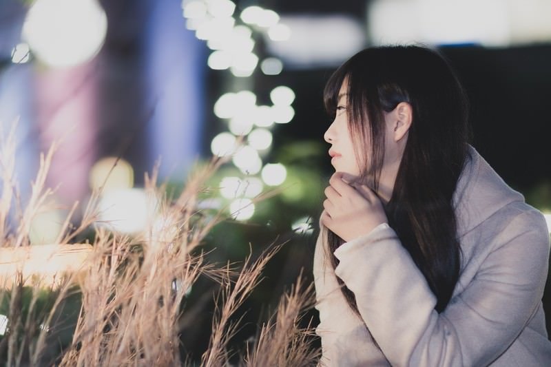 夜の街を歩く女性（都会で成長する娘のイメージ）