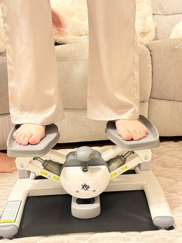 ステッパーに足を乗せて運動している様子