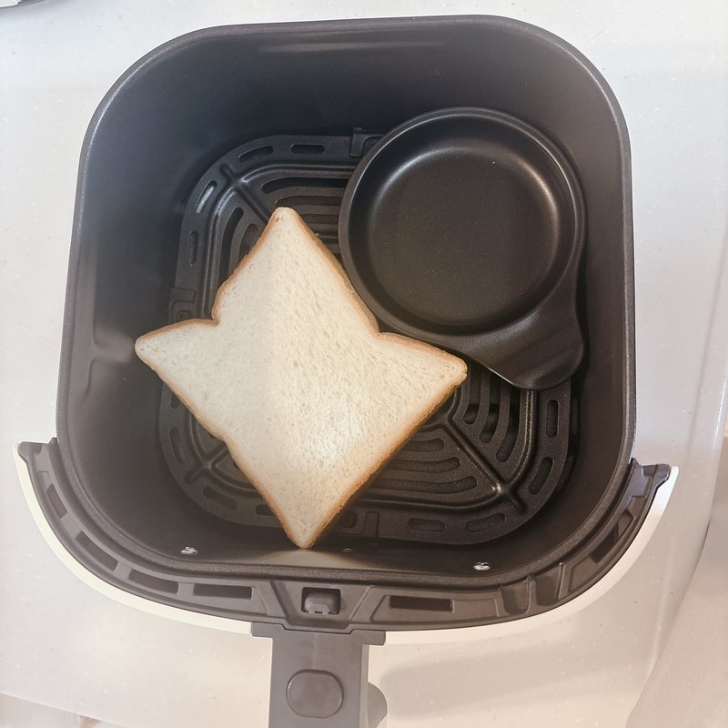 COSORIのバスケットに入れた目玉焼きプレート